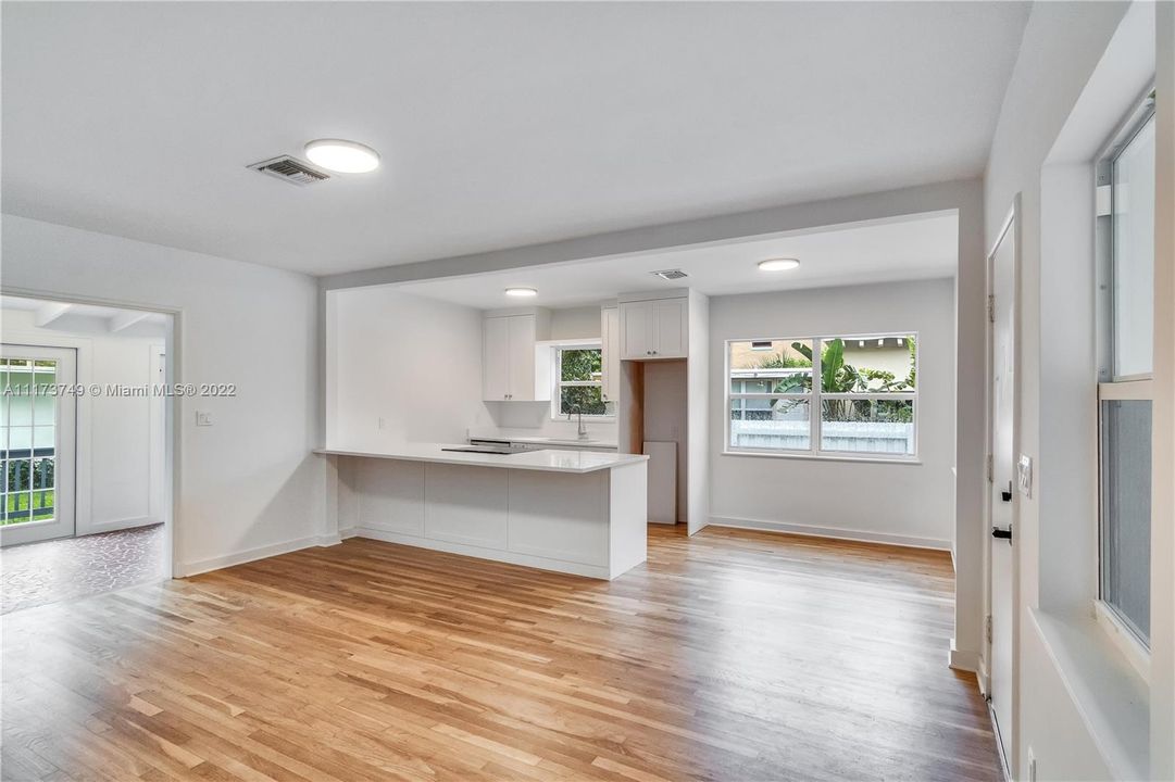 Recently Sold: $1,395,000 (3 beds, 3 baths, 1425 Square Feet)