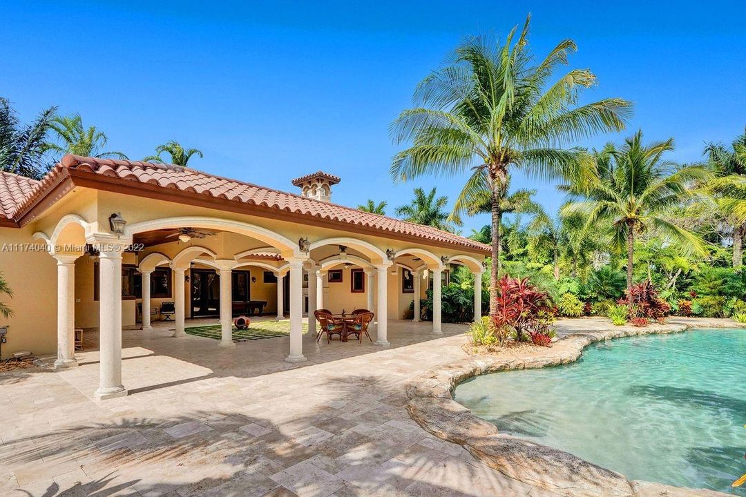 Recently Sold: $3,200,000 (7 beds, 5 baths, 4844 Square Feet)
