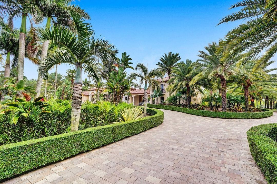 Recently Sold: $3,200,000 (7 beds, 5 baths, 4844 Square Feet)