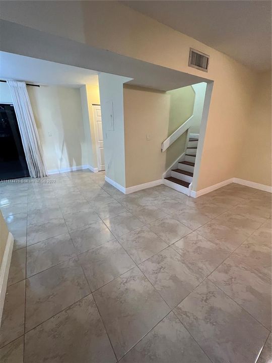 Recently Rented: $1,900 (2 beds, 1 baths, 1208 Square Feet)