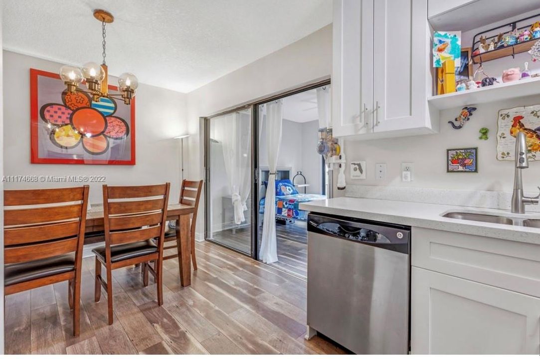 Recently Sold: $350,000 (1 beds, 1 baths, 990 Square Feet)