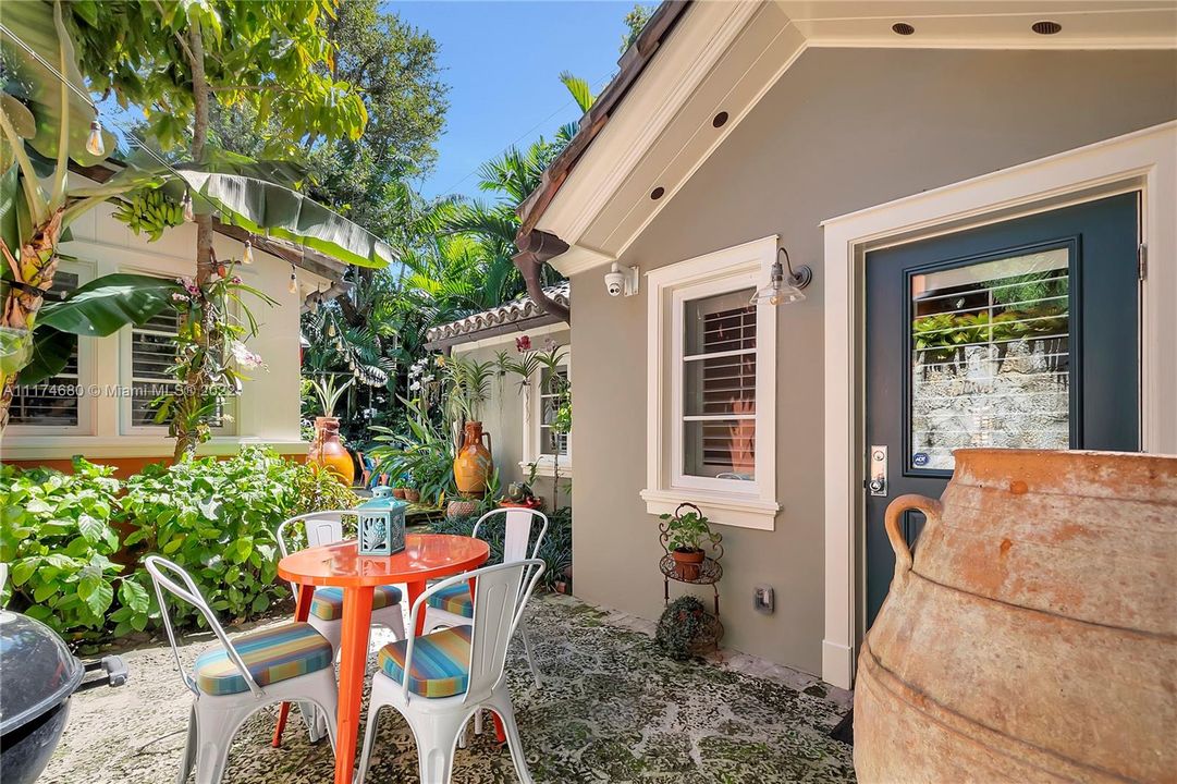 Recently Sold: $2,700,000 (3 beds, 2 baths, 2207 Square Feet)