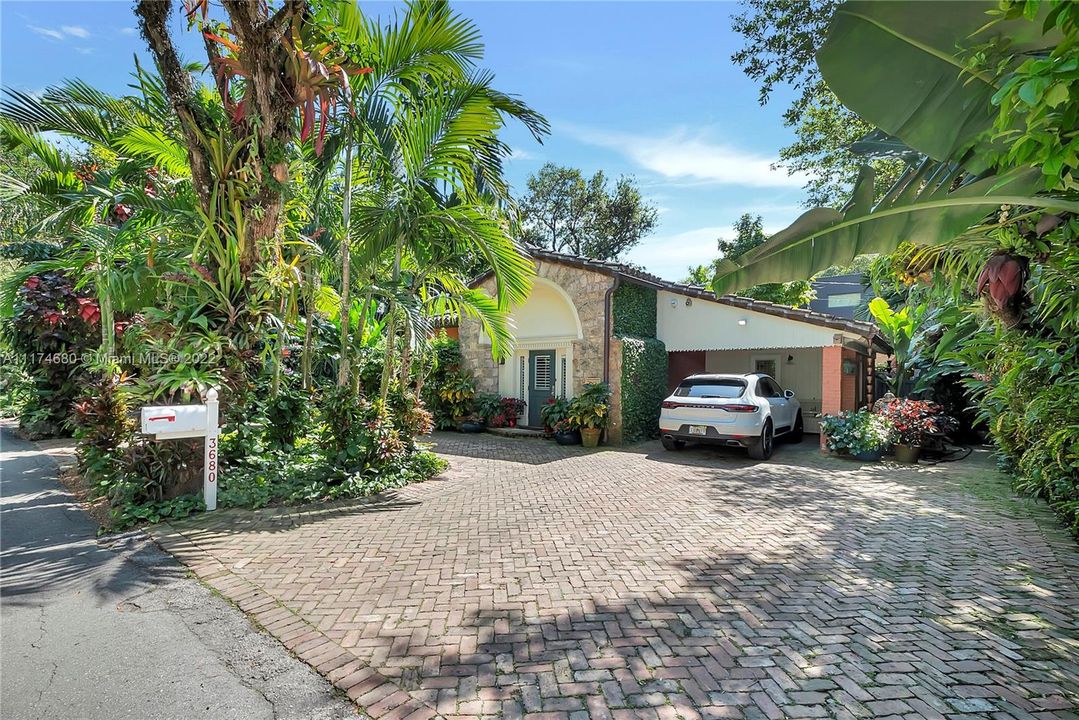 Recently Sold: $2,700,000 (3 beds, 2 baths, 2207 Square Feet)