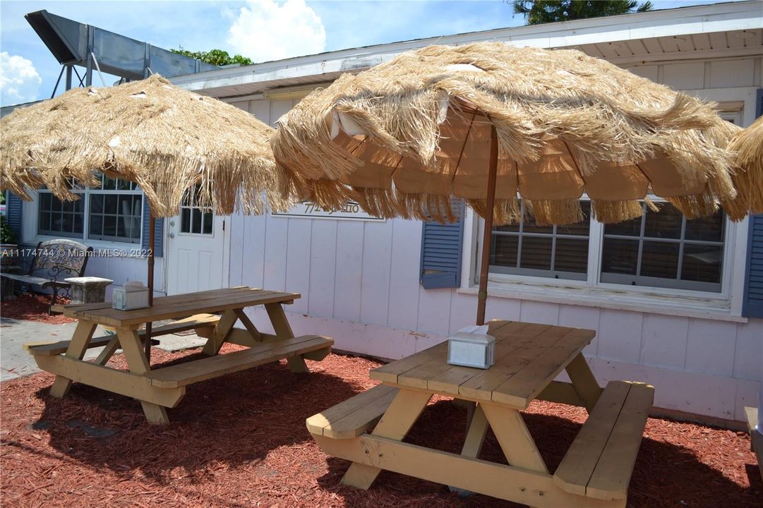 Local laid-back pizza shops offer dining al fresco at the Beach.