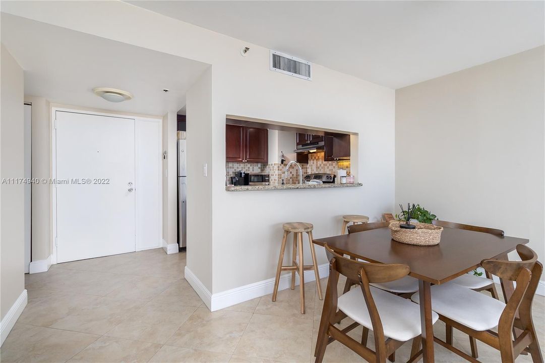 最近售出: $405,000 (2 贝兹, 2 浴室, 1030 平方英尺)