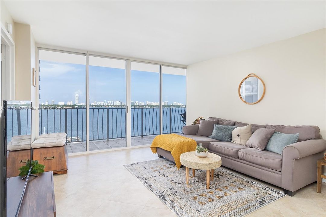 最近售出: $405,000 (2 贝兹, 2 浴室, 1030 平方英尺)