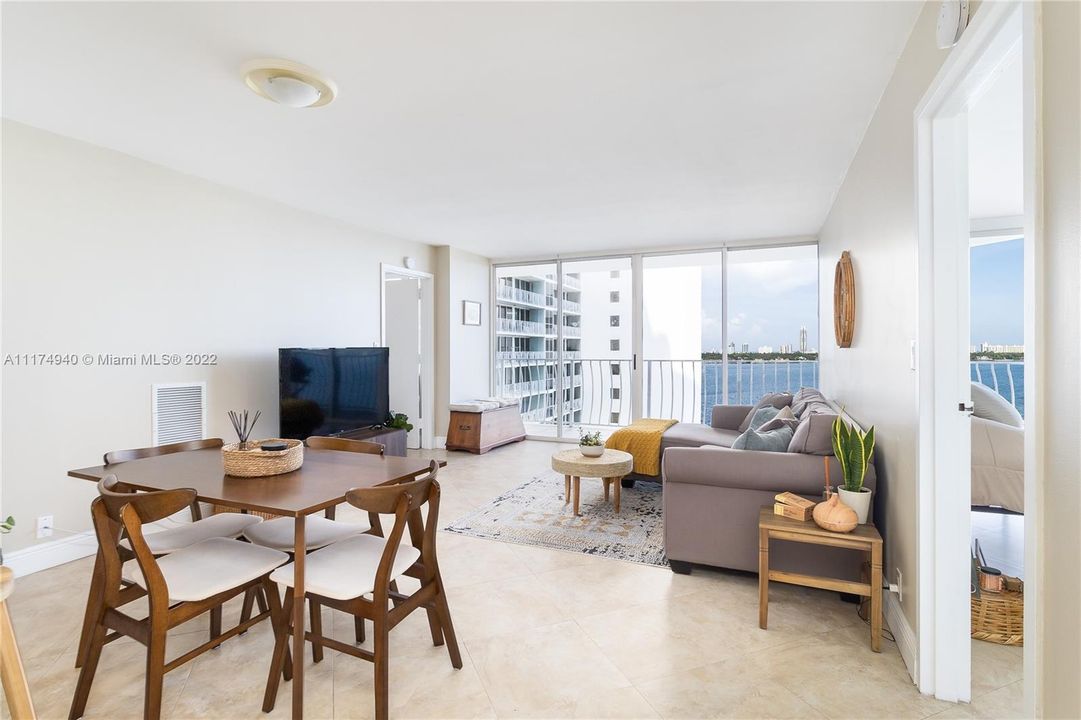 最近售出: $405,000 (2 贝兹, 2 浴室, 1030 平方英尺)