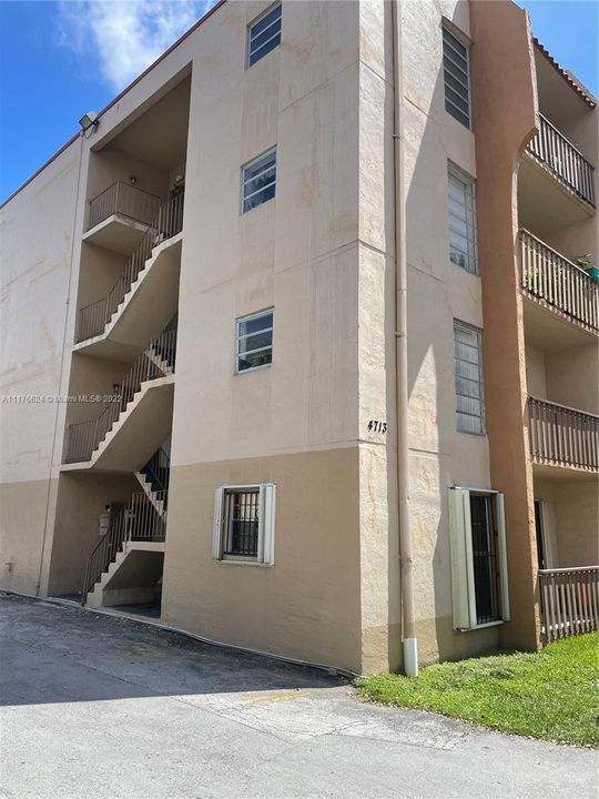 Recently Sold: $175,000 (1 beds, 1 baths, 715 Square Feet)