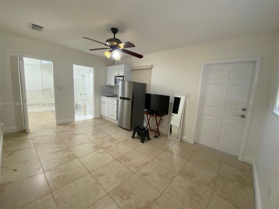 Recently Rented: $1,100 (0 beds, 1 baths, 1834 Square Feet)