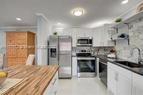 For Sale: $175,000 (1 beds, 1 baths, 726 Square Feet)