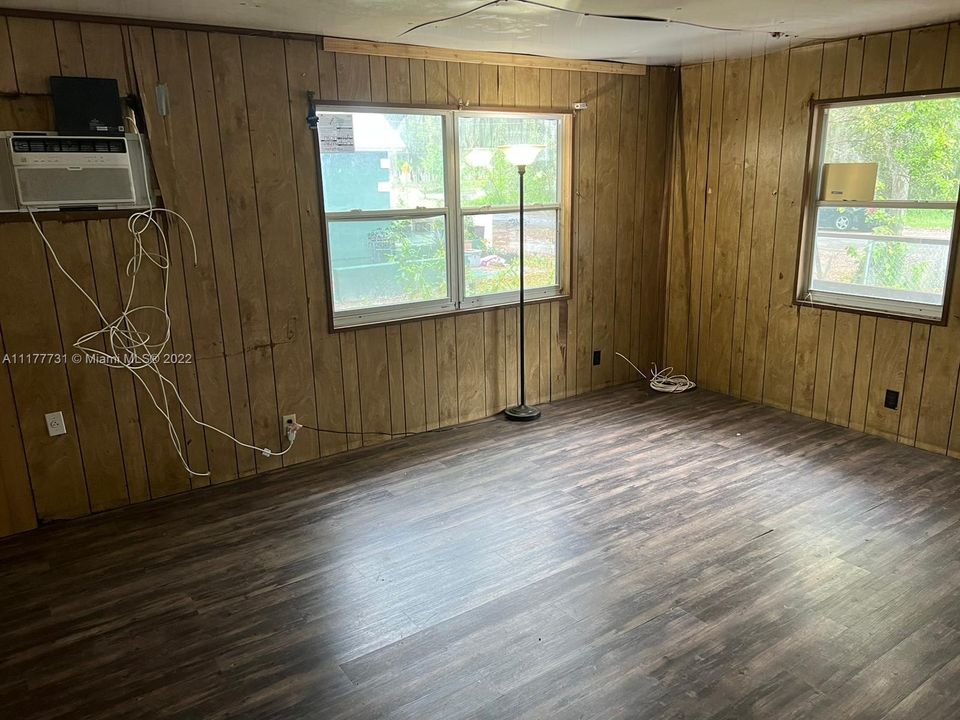 最近售出: $75,000 (3 贝兹, 1 浴室, 0 平方英尺)