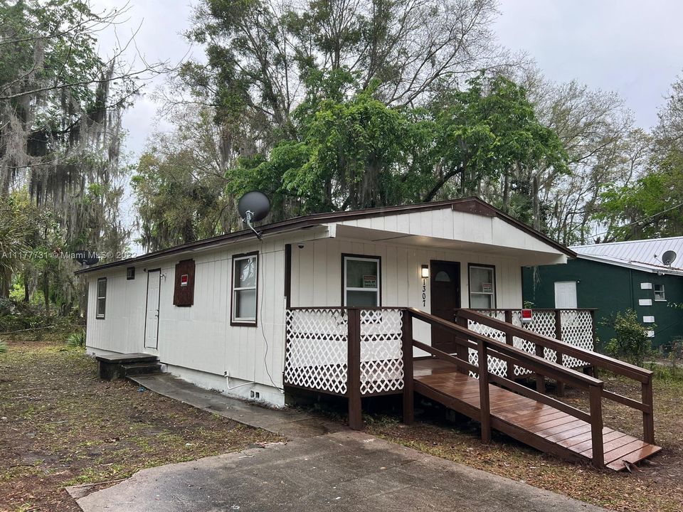 最近售出: $75,000 (3 贝兹, 1 浴室, 0 平方英尺)