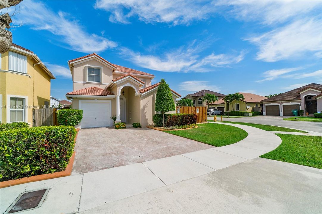 Recently Sold: $650,000 (4 beds, 3 baths, 2334 Square Feet)