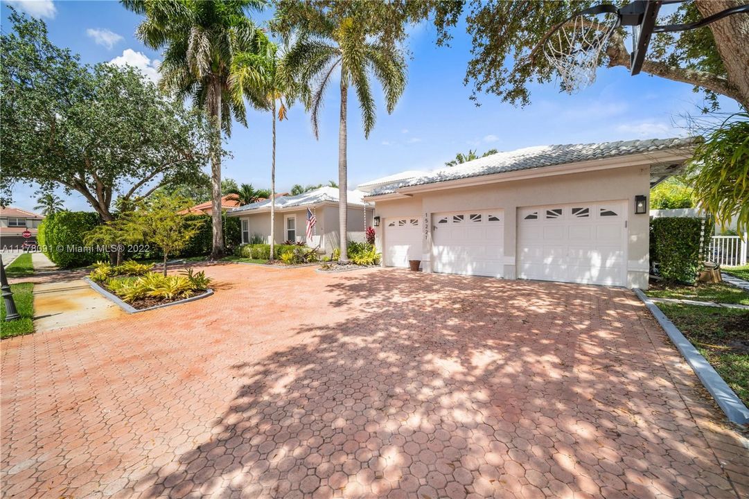 Vendido Recientemente: $1,495,000 (5 camas, 4 baños, 3368 Pies cuadrados)