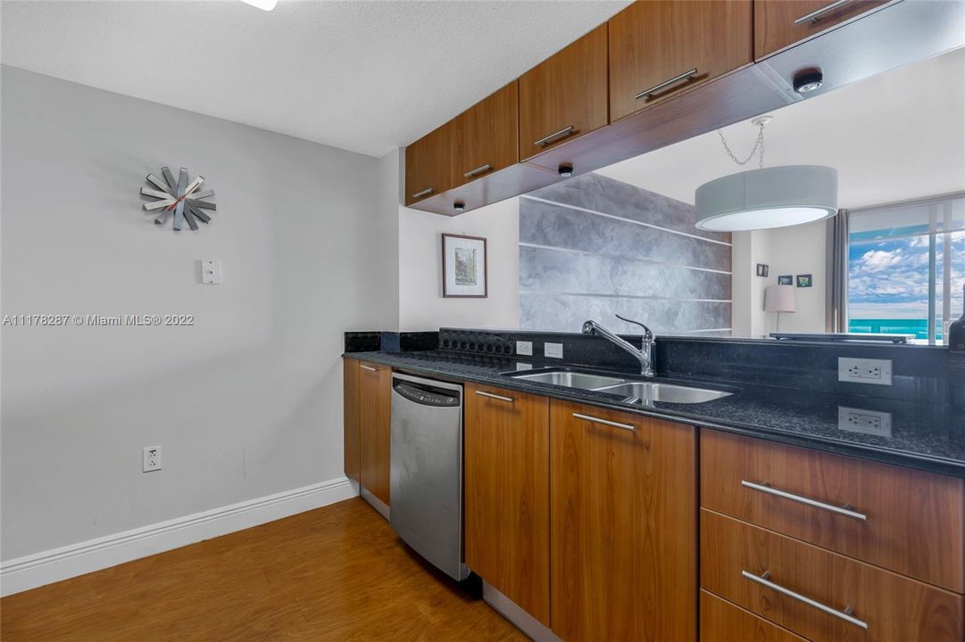 Recently Sold: $495,000 (1 beds, 1 baths, 839 Square Feet)