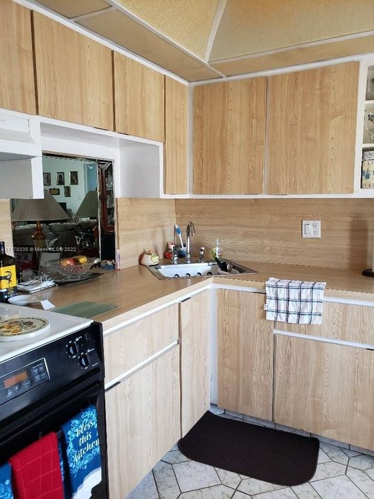 Vendido Recientemente: $89,500 (2 camas, 2 baños, 880 Pies cuadrados)