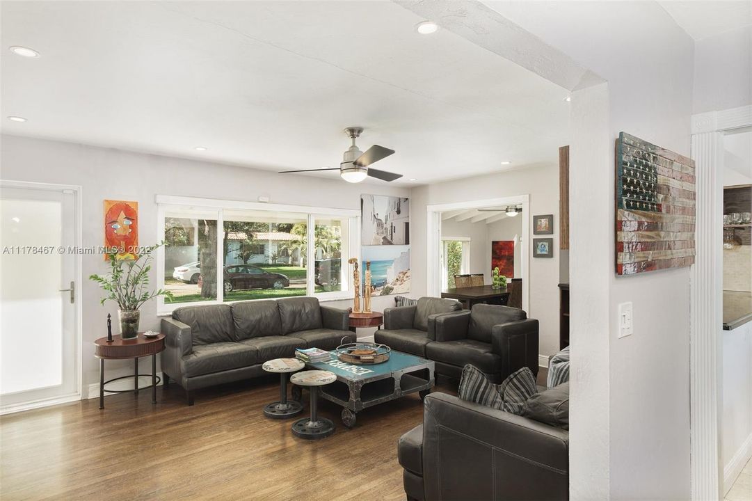 Recently Sold: $789,000 (2 beds, 1 baths, 1327 Square Feet)