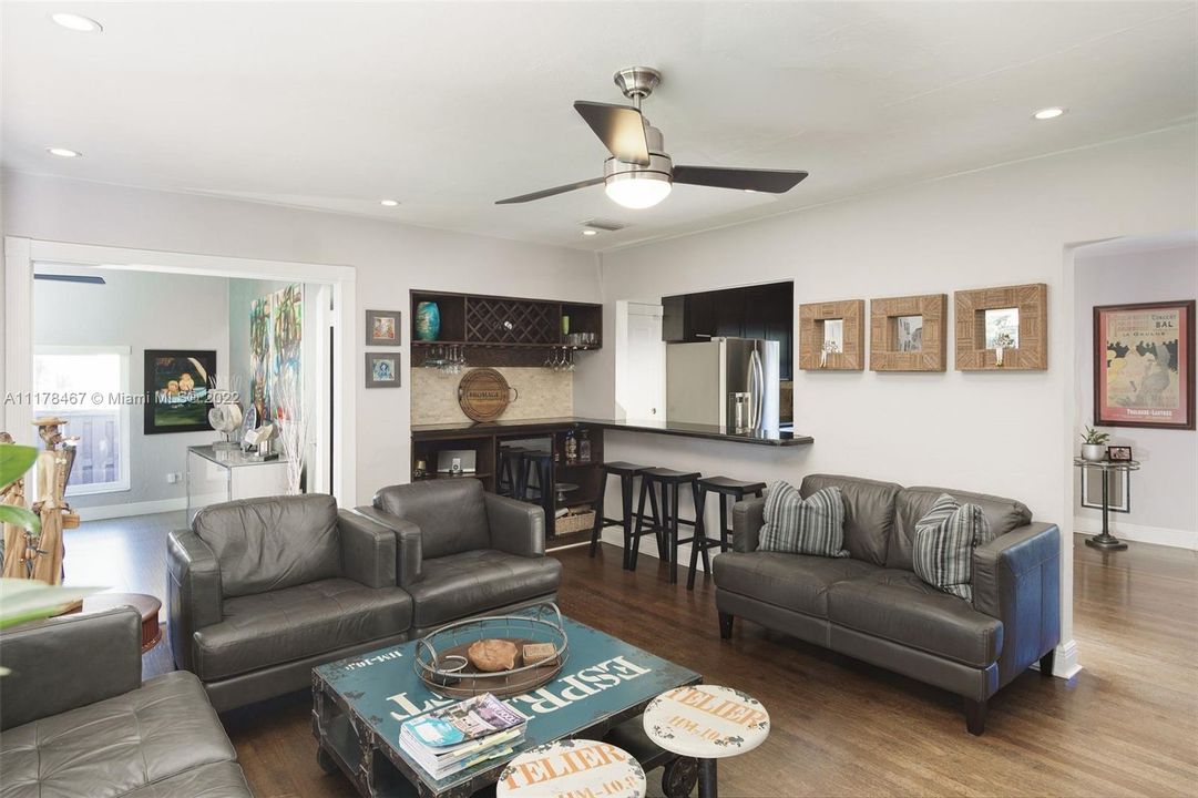 Recently Sold: $789,000 (2 beds, 1 baths, 1327 Square Feet)