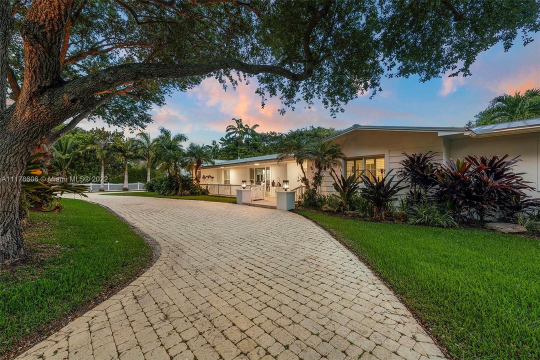 Recently Sold: $3,795,000 (4 beds, 3 baths, 3534 Square Feet)