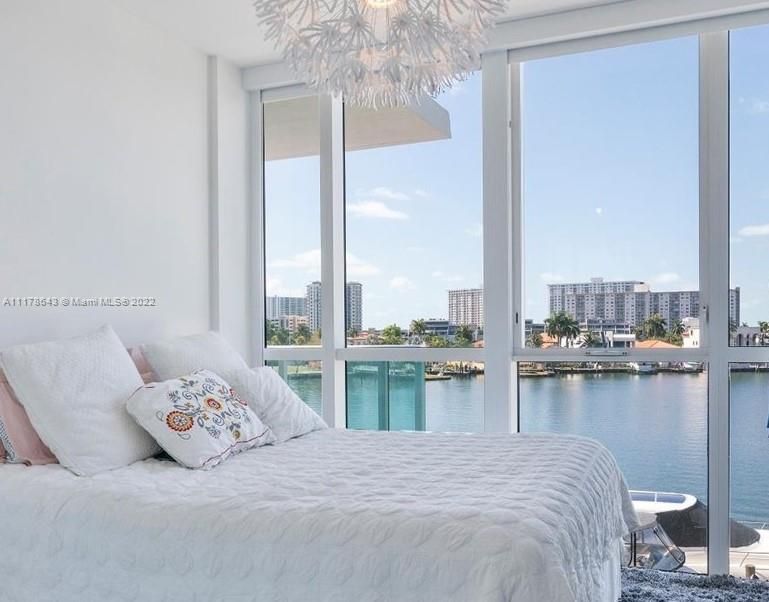 Recently Sold: $1,050,000 (3 beds, 2 baths, 1241 Square Feet)
