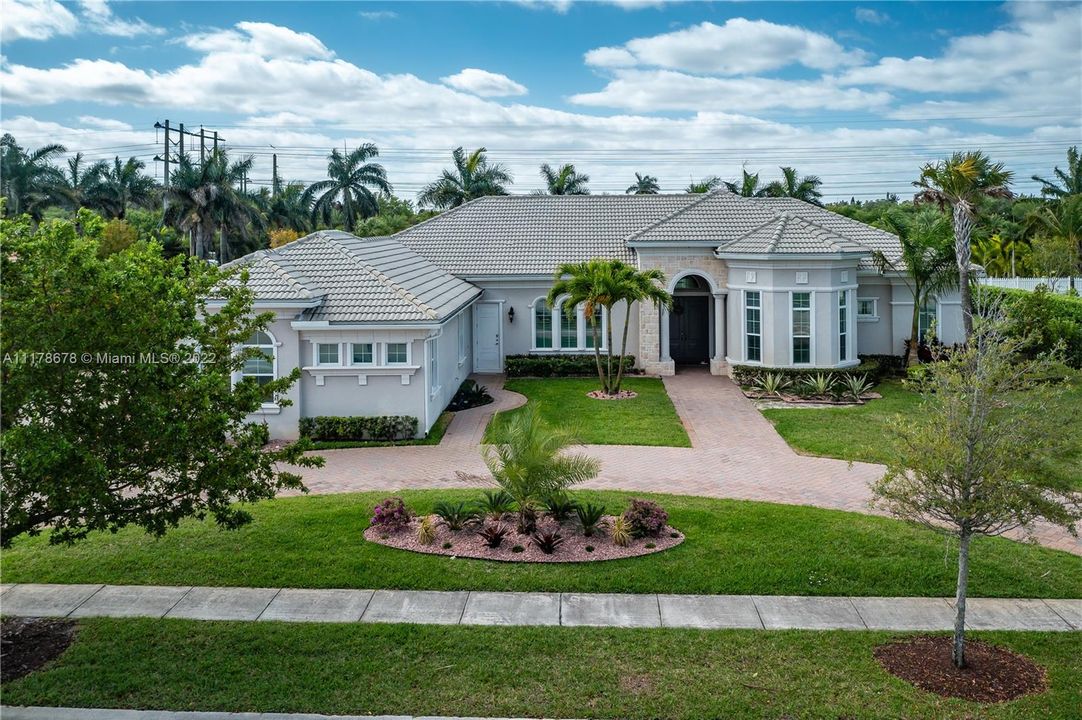 Recently Sold: $2,390,000 (5 beds, 4 baths, 4027 Square Feet)