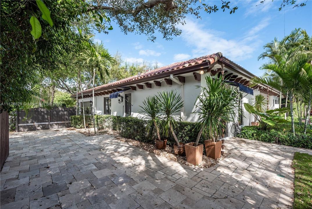 Recently Sold: $1,525,000 (5 beds, 3 baths, 3164 Square Feet)