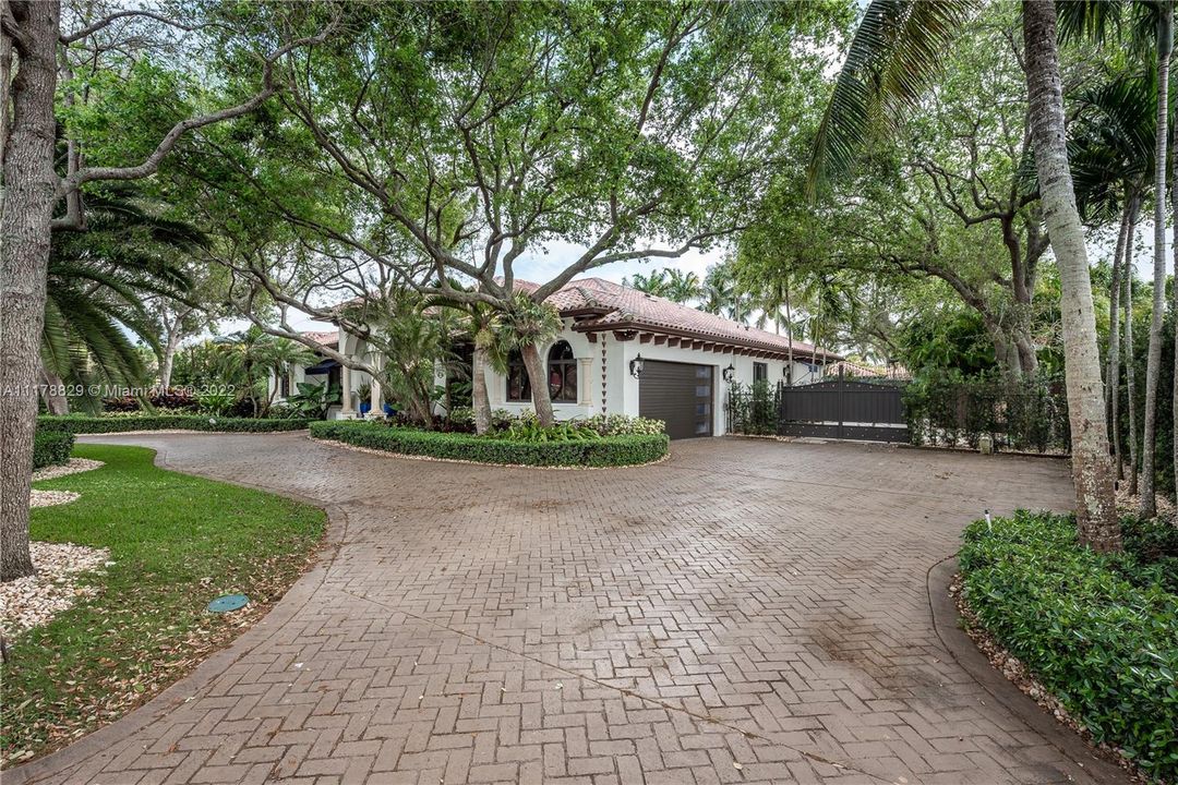 Recently Sold: $1,525,000 (5 beds, 3 baths, 3164 Square Feet)