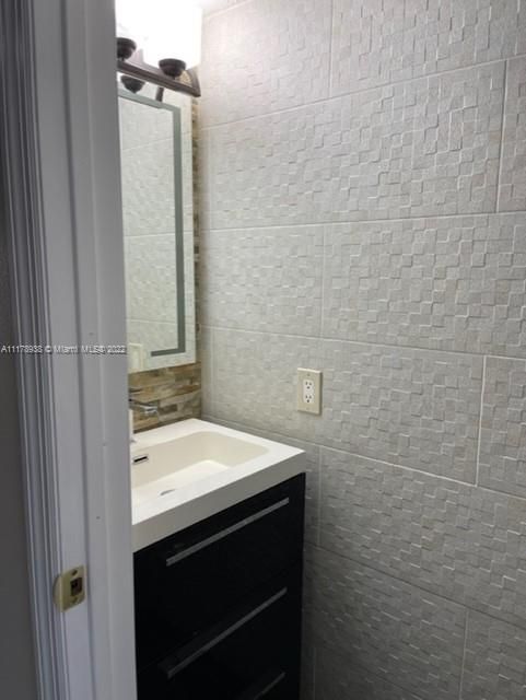 Recently Rented: $2,000 (3 beds, 1 baths, 1064 Square Feet)