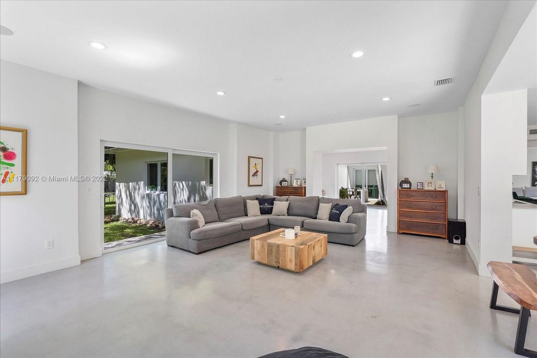 Recently Sold: $2,800,000 (5 beds, 4 baths, 3377 Square Feet)