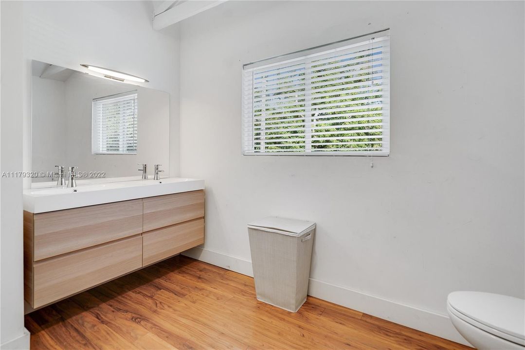 Recently Rented: $9,500 (3 beds, 2 baths, 2017 Square Feet)