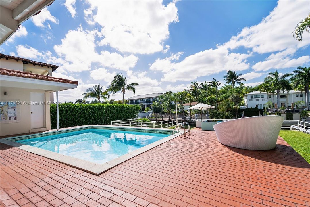 Recently Rented: $9,500 (3 beds, 2 baths, 2017 Square Feet)