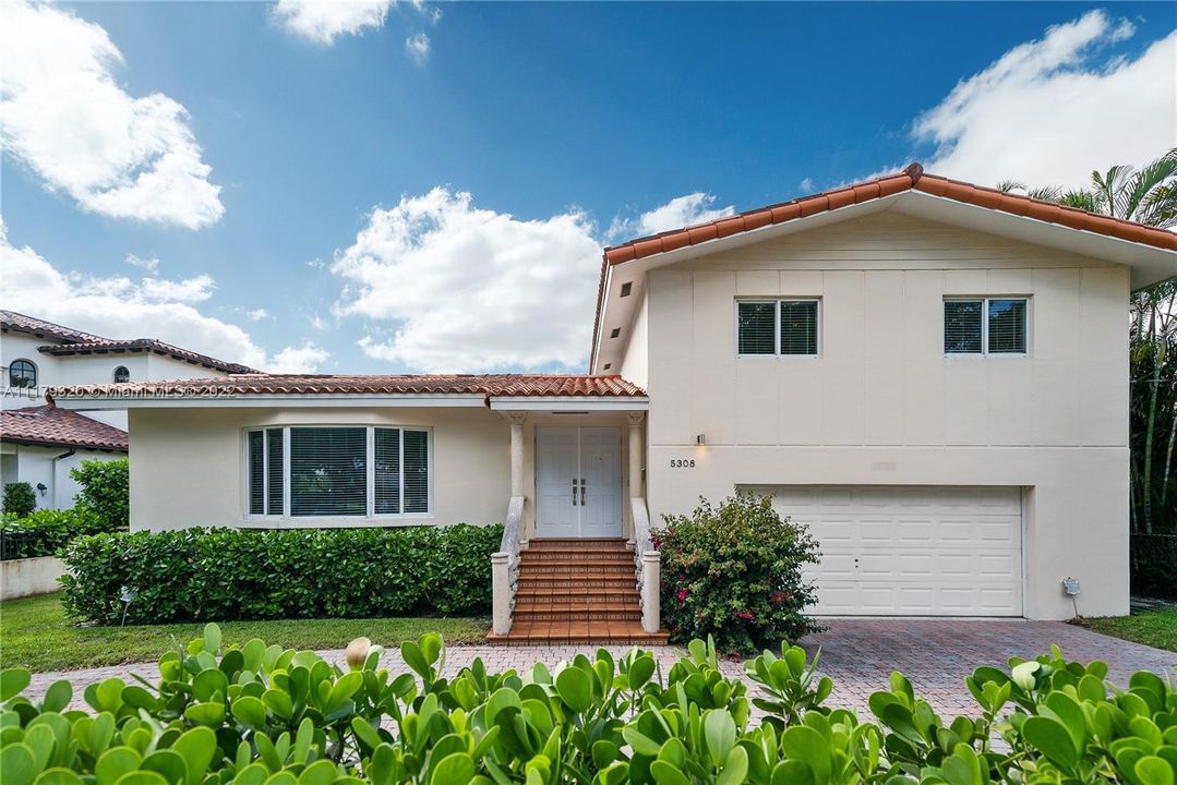 Recently Rented: $9,500 (3 beds, 2 baths, 2017 Square Feet)