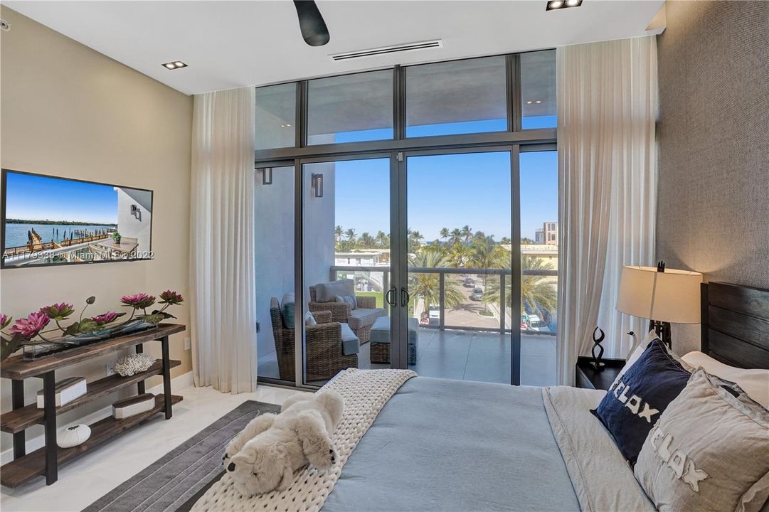 Recently Sold: $2,999,999 (3 beds, 3 baths, 2922 Square Feet)