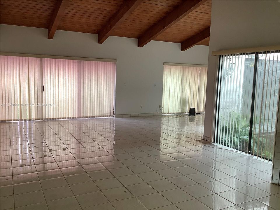 Vendido Recientemente: $470,000 (2 camas, 2 baños, 1680 Pies cuadrados)