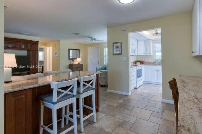Kitchen / eat up counter