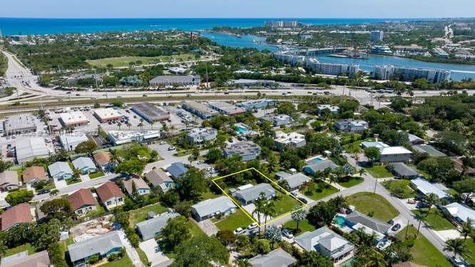 Walking Distance to water! Shops! Beach! & Restaurants!