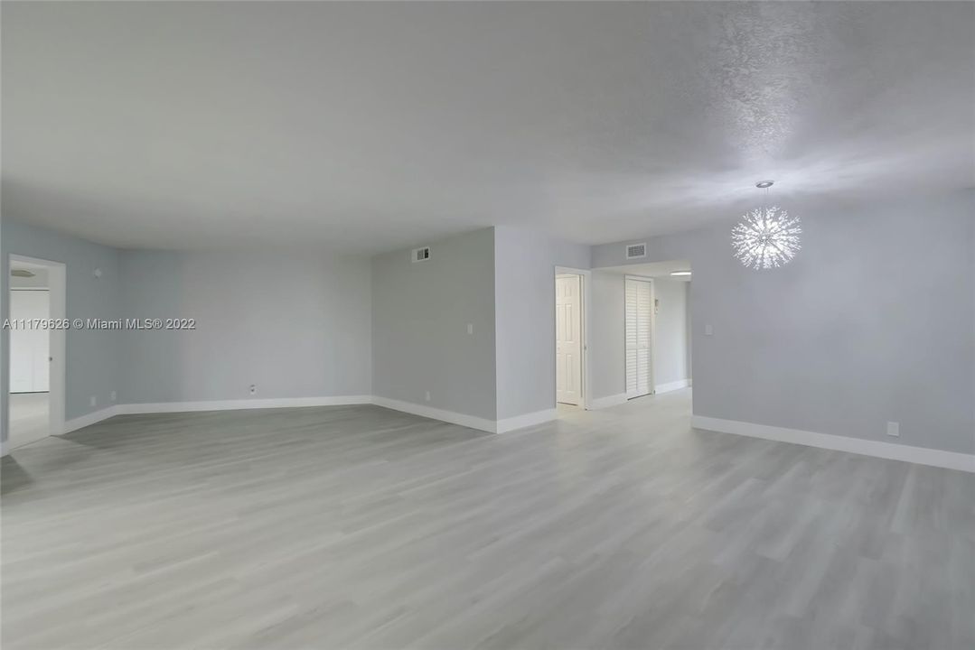 Recently Sold: $315,000 (2 beds, 2 baths, 1392 Square Feet)