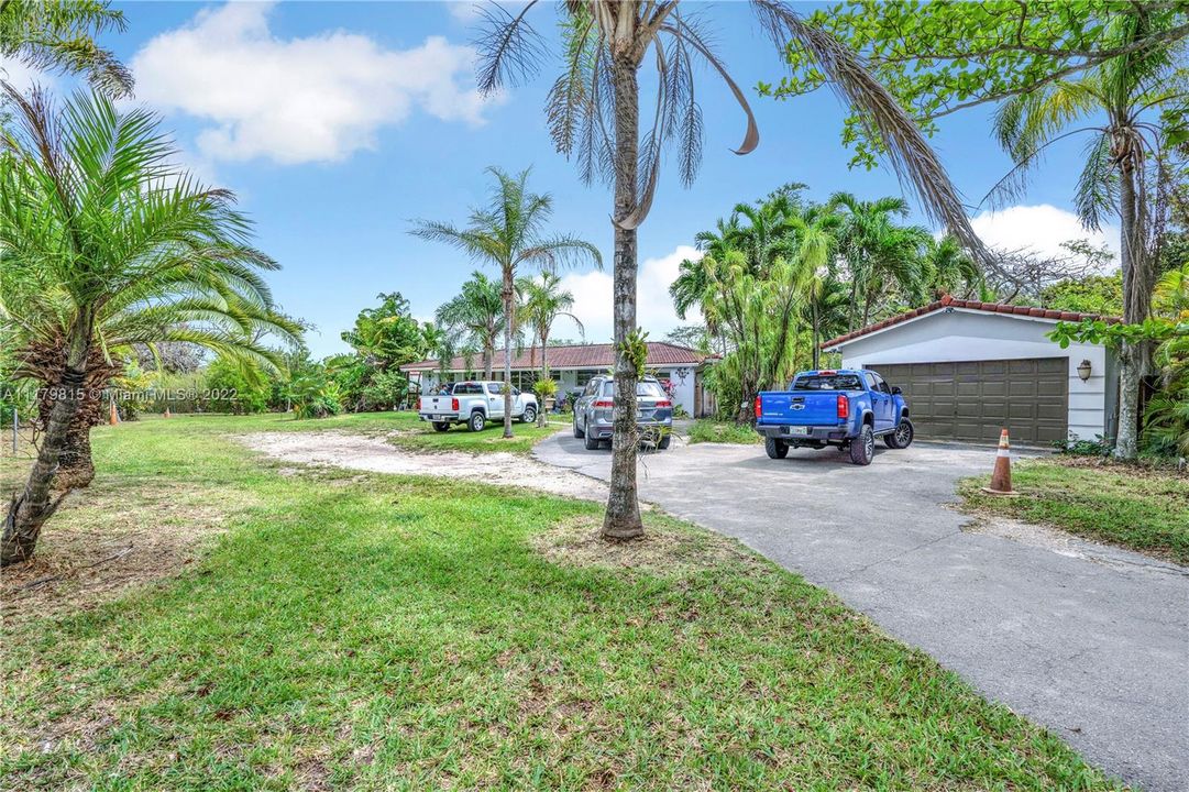 Recently Sold: $950,000 (5 beds, 4 baths, 2564 Square Feet)