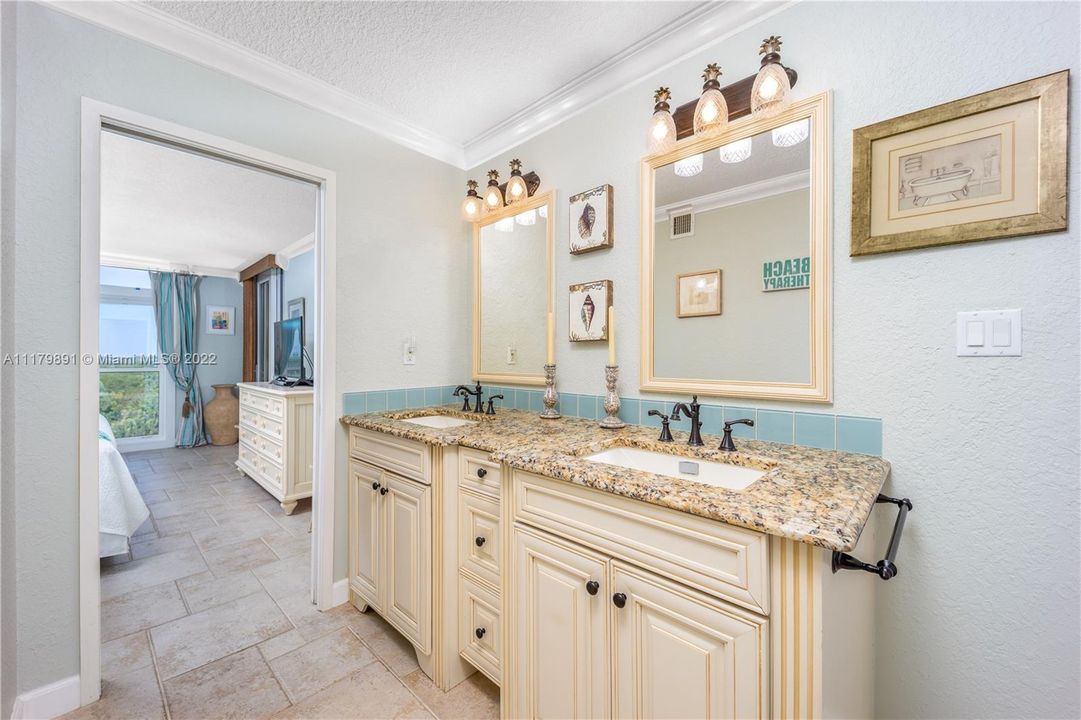 Recently Sold: $950,000 (2 beds, 2 baths, 1200 Square Feet)