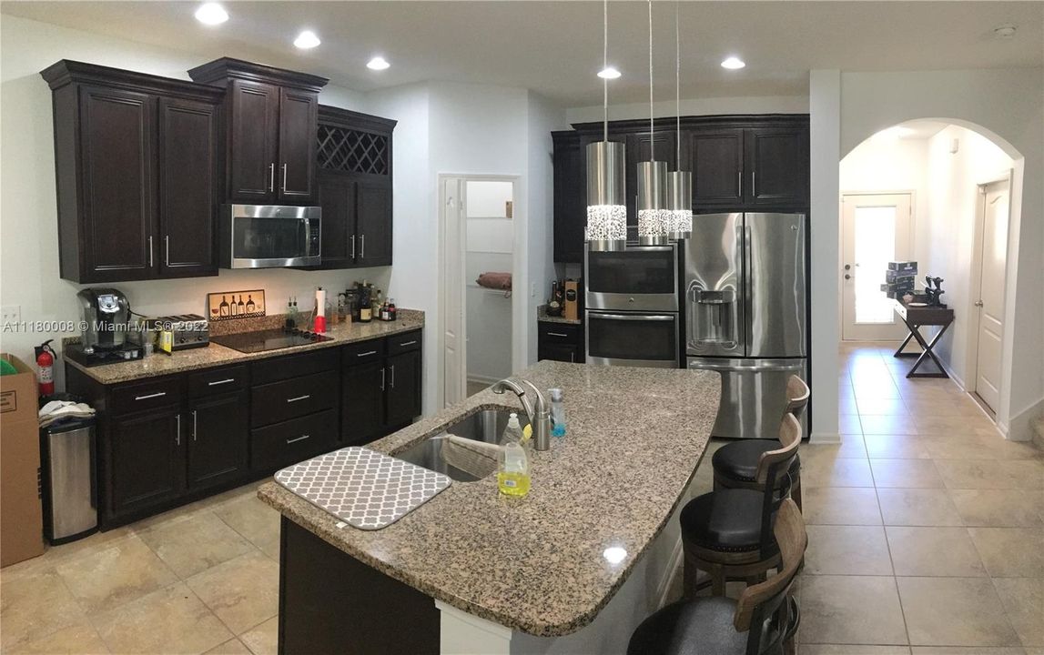 Недавно продано: $480,000 (4 спален, 4 ванн, 2566 Квадратных фут)