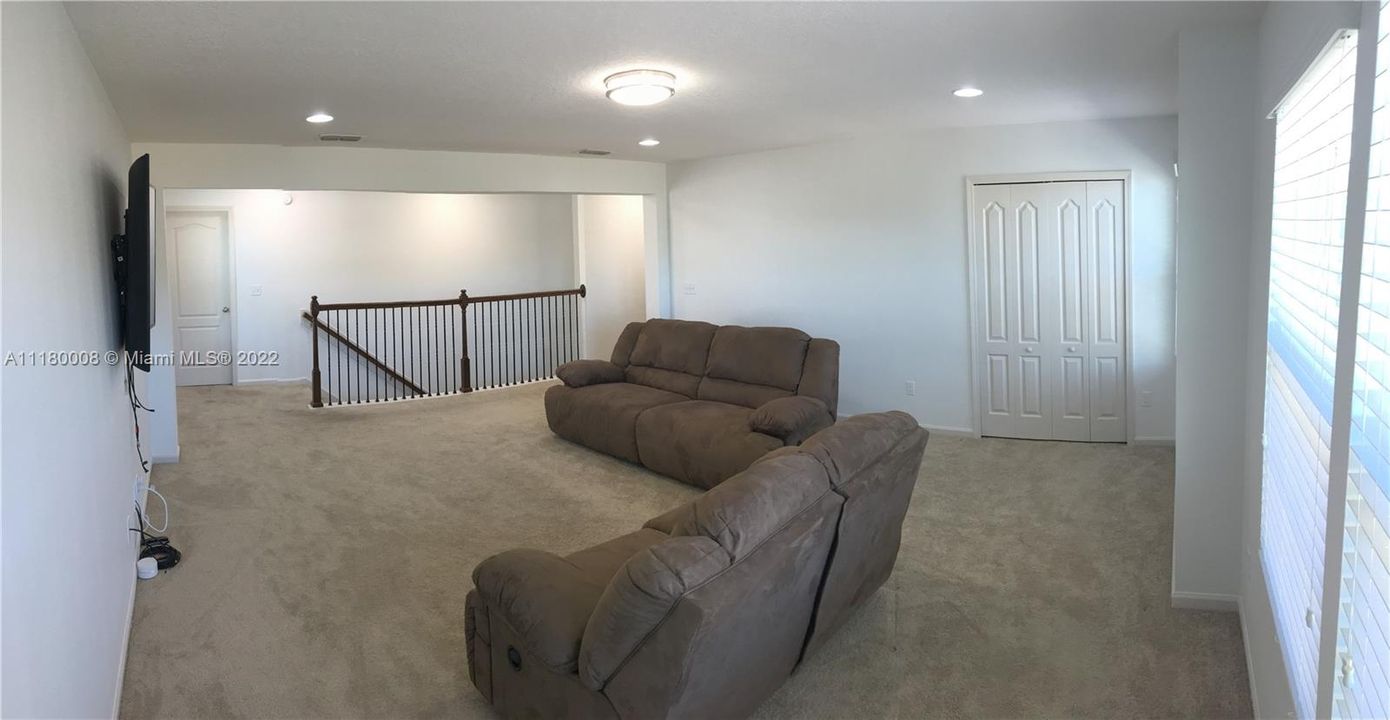 Недавно продано: $480,000 (4 спален, 4 ванн, 2566 Квадратных фут)