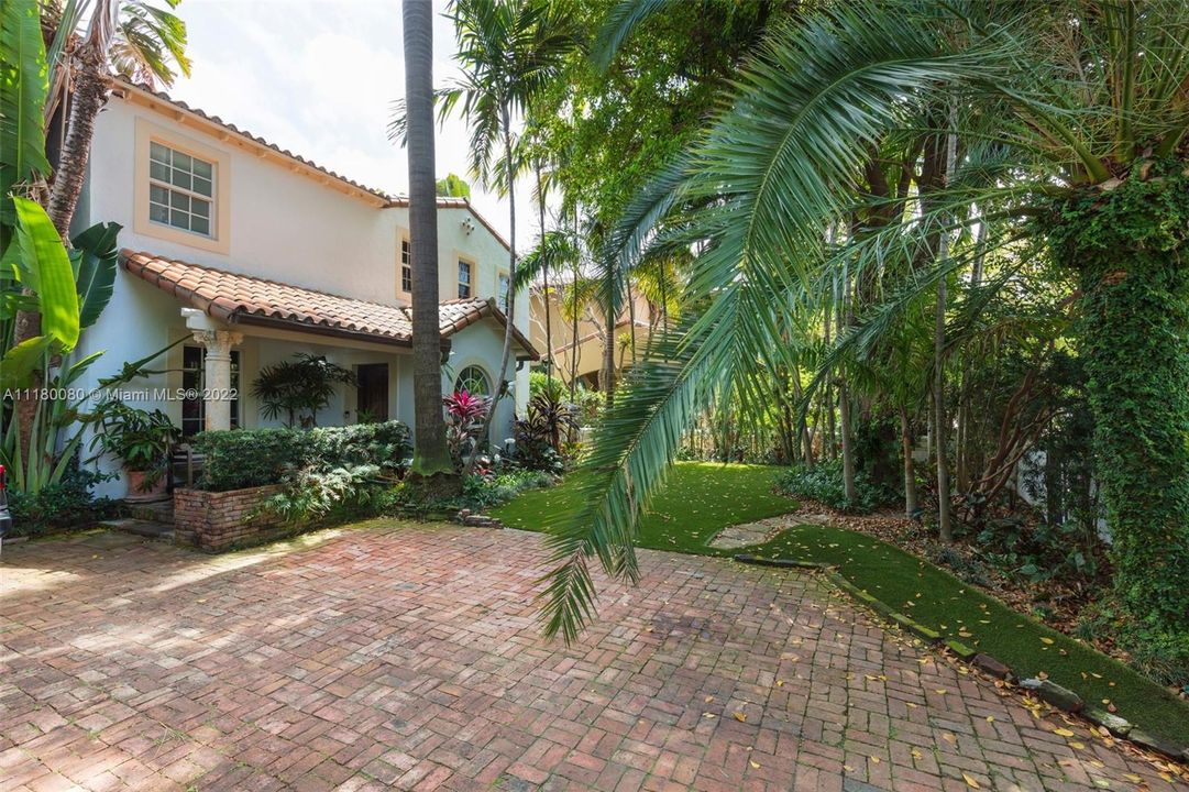 Recently Sold: $3,150,000 (4 beds, 3 baths, 3008 Square Feet)