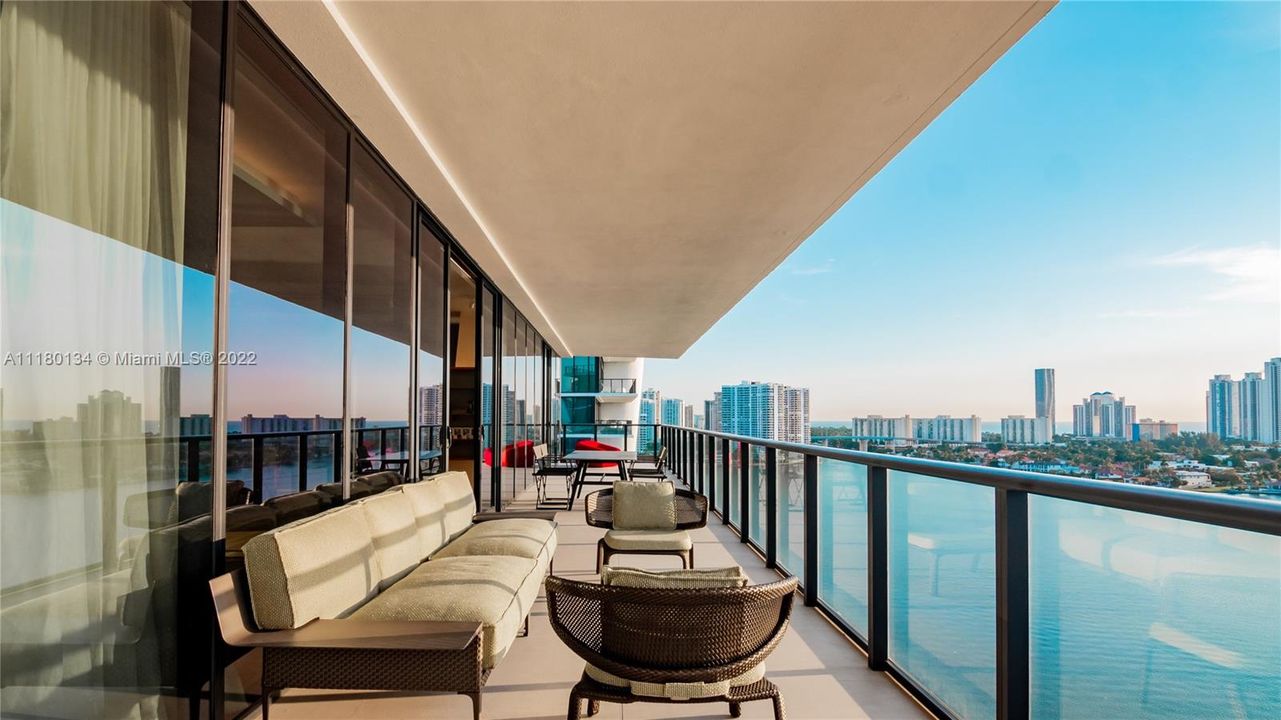 Recently Sold: $5,450,000 (4 beds, 5 baths, 3913 Square Feet)