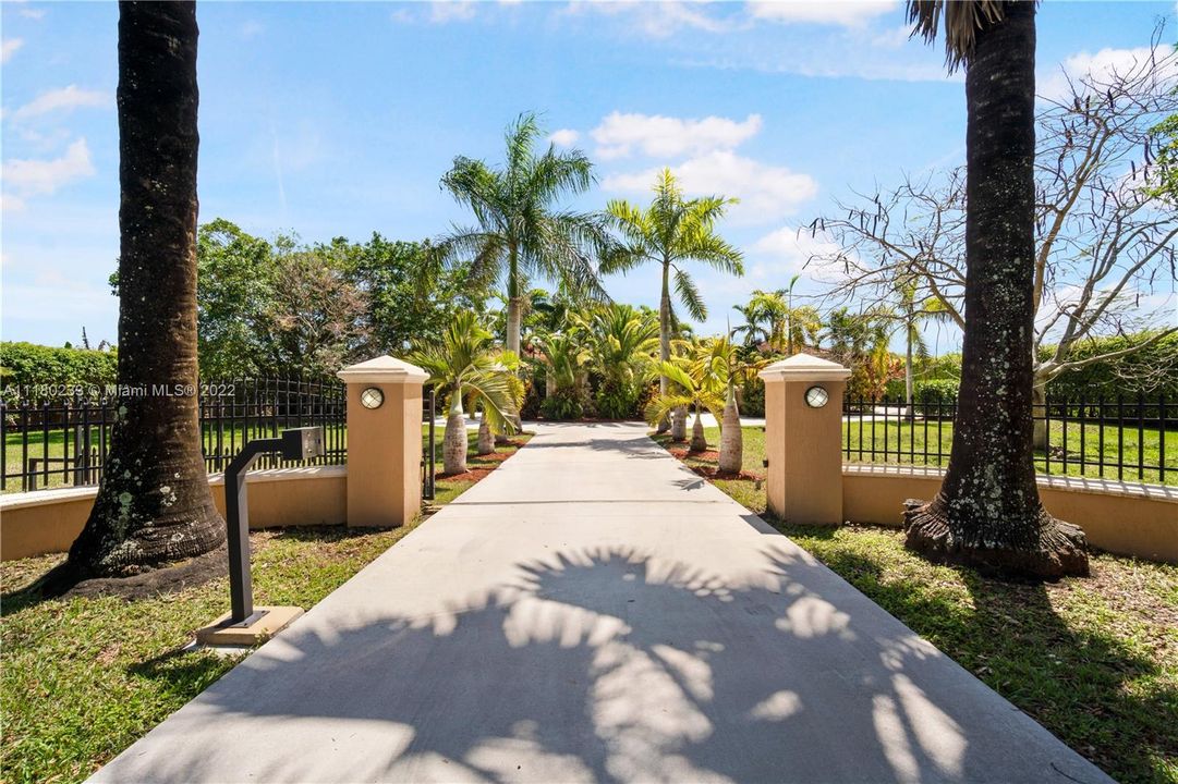 Recently Sold: $1,250,000 (6 beds, 5 baths, 4266 Square Feet)