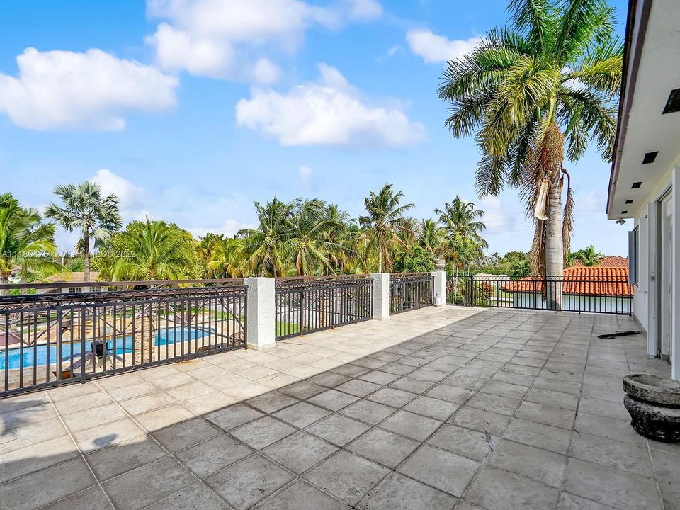 Recently Sold: $1,800,000 (5 beds, 3 baths, 6190 Square Feet)