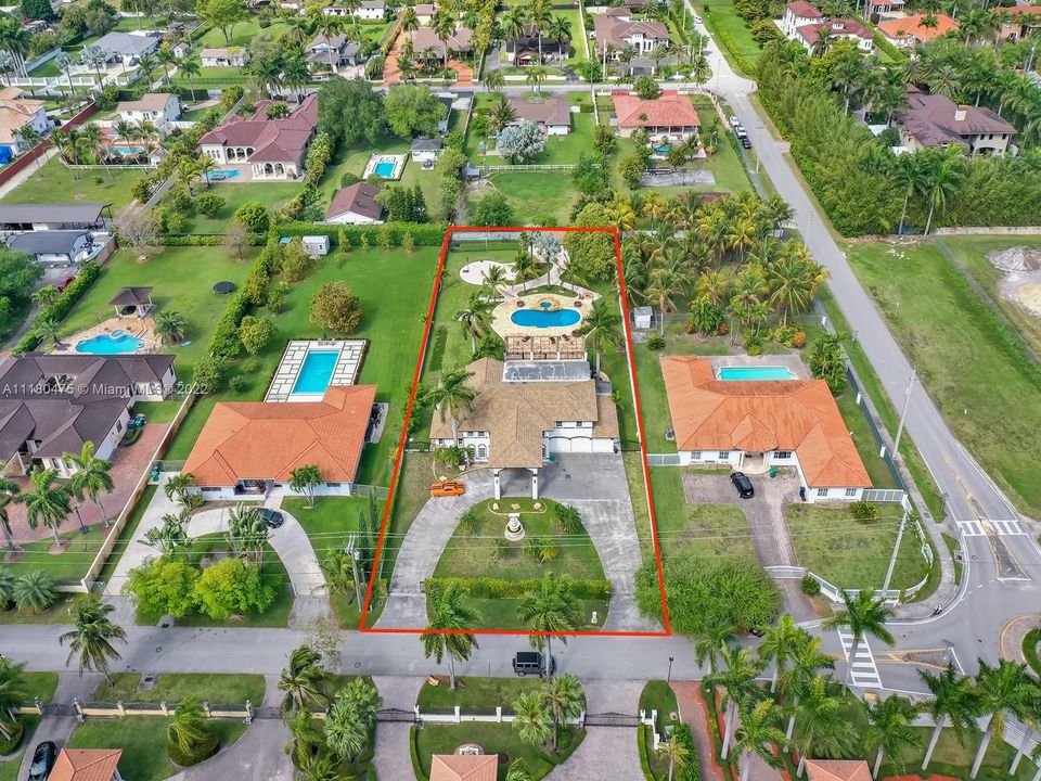 Recently Sold: $1,800,000 (5 beds, 3 baths, 6190 Square Feet)