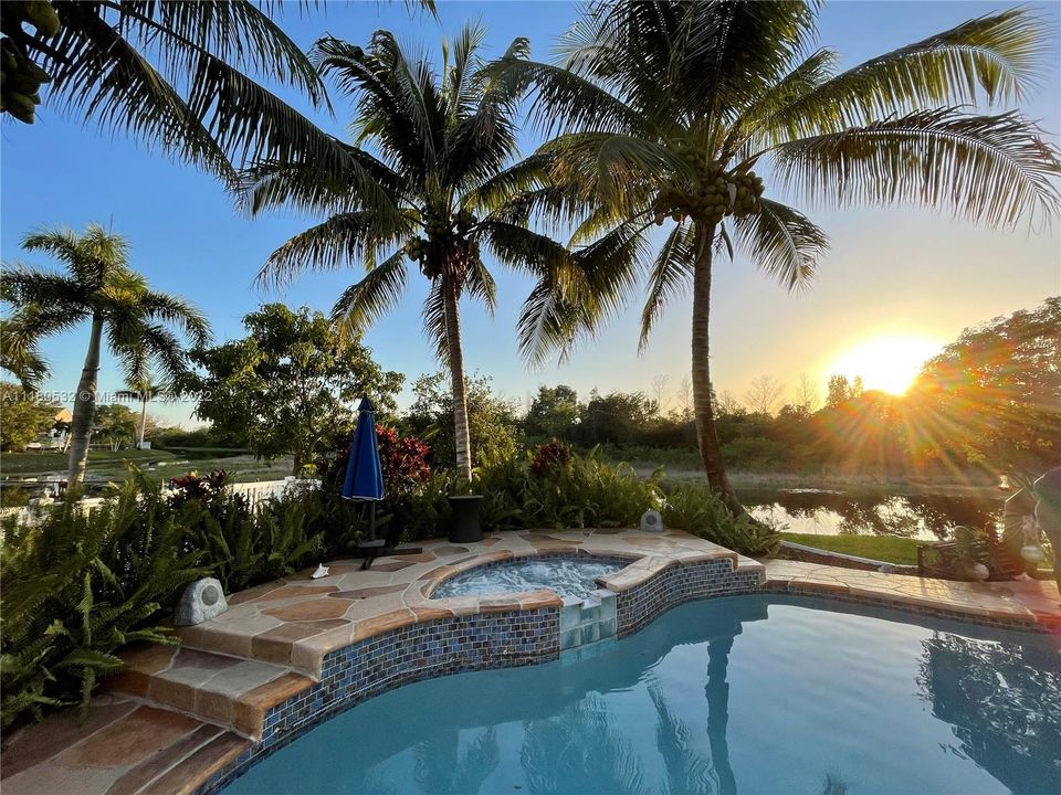 Unwind in Heated Pool & Built-in Jacuzzi