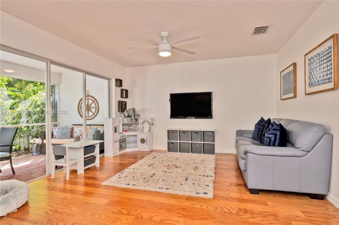 Vendido Recientemente: $575,000 (3 camas, 2 baños, 1958 Pies cuadrados)