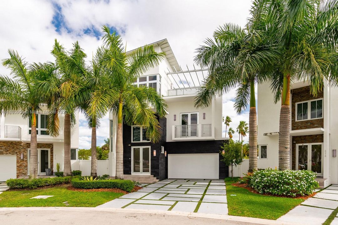 Recently Sold: $1,795,000 (5 beds, 6 baths, 4287 Square Feet)