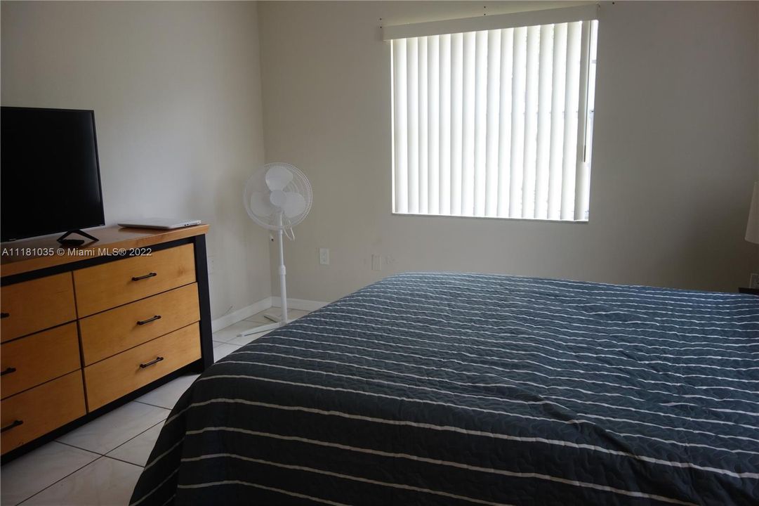 SPACIOUS BEDROOM AREA